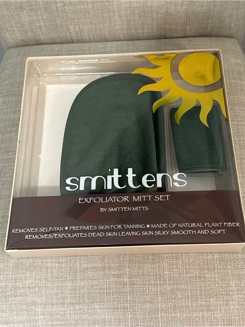 smitten Exfoliator Mitt Set in Dark Green